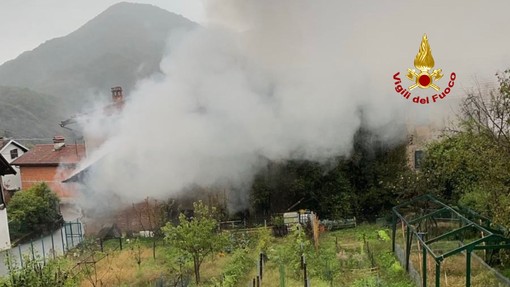 Rustico in fiamme, a Pray i Vigili del Fuoco evitano il peggio