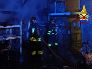 Dal Nord/Ovest: Incendio a Maglione, intervengono squadre dei Vigili del Fuoco Dal Nord/Ovest: Incendio a Maglione, intervengono squadre dei Vigili del Fuoco