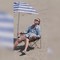 Angelo Bonelli in spiaggia con l'ombrellone...ma è il Po in secca Angelo Bonelli in spiaggia con l'ombrellone...ma è il Po in secca