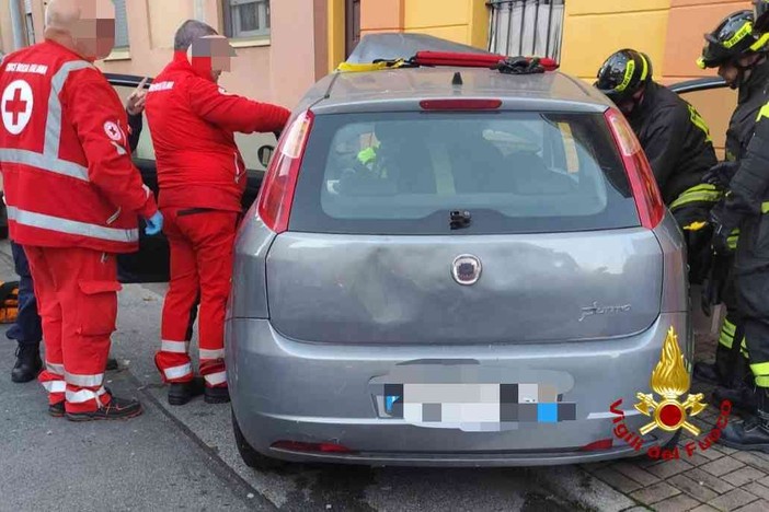 Vercelli: Incidente tra due auto, intervento di 118 e Vigili del Fuoco Vercelli: Incidente tra due auto, intervento di 118 e Vigili del Fuoco