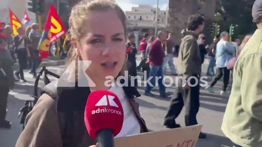 In corteo a Roma anche 'docenti furiosi': "Più fondi e nuovo sistema concorsi"