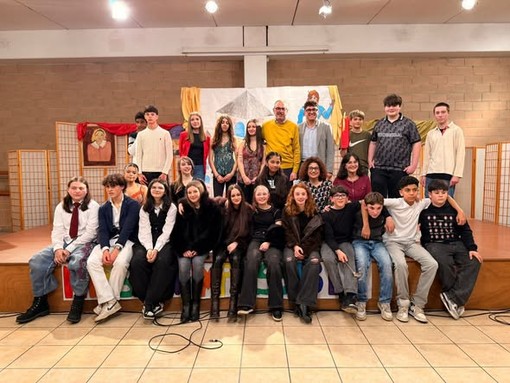 Applausi al salone “Paolo Franchi” per il saggio teatrale degli studenti