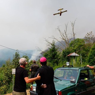 L’incendio non dà tregua in Valsessera, il vescovo Farinella a Coggiola per portare conforto a comunità e soccorritori (credit Diocesi di Biella)