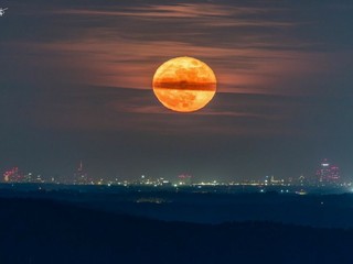 La Luna Rossa che attraversa lo skyline di Milano è nata sulle alture di Nebbiuno FOTO Valerio Minato