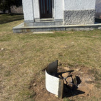 Vandali in alta Valsessera, distrutti i cartelli informativi della chiesetta alpina dell’Alpe Noveis per accendere un braciere (foto di ANA Valsesiana) Vandali in alta Valsessera, distrutti i cartelli informativi della chiesetta alpina dell’Alpe Noveis per accendere un braciere (foto di ANA Valsesiana)