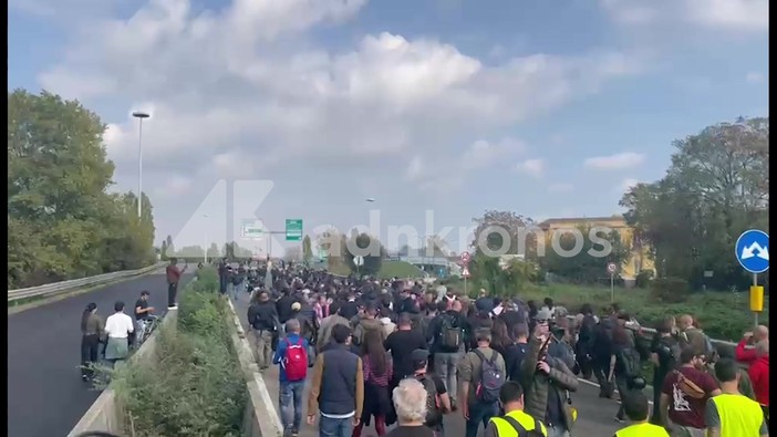 Cortei a Milano, migliaia di manifestanti invadono la tangenziale