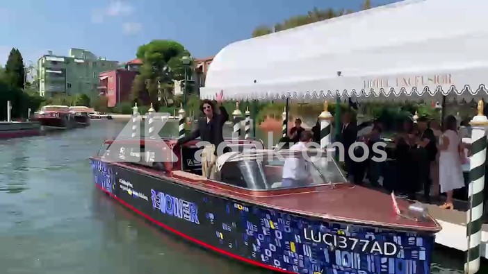 Venezia 83, l'arrivo del co-conduttore Nicolas Maupas tra flash e applausi Venezia 83, l'arrivo del co-conduttore Nicolas Maupas tra flash e applausi