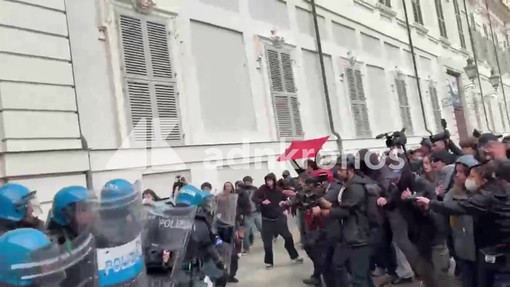 Cortei a Torino, manifestanti cercano di forzare il blocco: le cariche della polizia