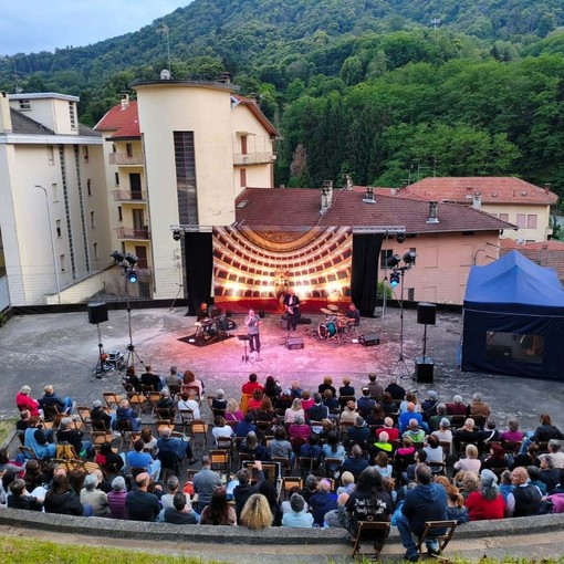 Valdilana, grande partecipazione al Parco Reda per la serata omaggio a Lucio Dalla (foto dalla pagina Facebook di Comune di Valdilana)