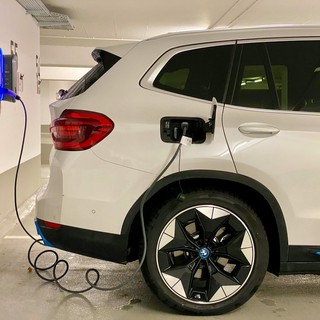 Perché investire nei mezzi elettrici aziendali? Vantaggi e caratteristiche