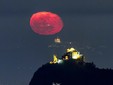 La Luna Rossa che attraversa lo skyline di Milano è nata sulle alture di Nebbiuno FOTO Valerio Minato