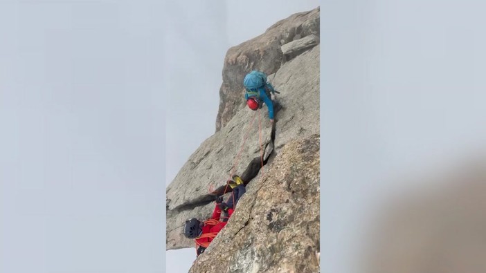 Due alpinisti bloccati sul Dente Gigante in Valle d'Aosta, le immagini dei soccorsi Due alpinisti bloccati sul Dente Gigante in Valle d'Aosta, le immagini dei soccorsi