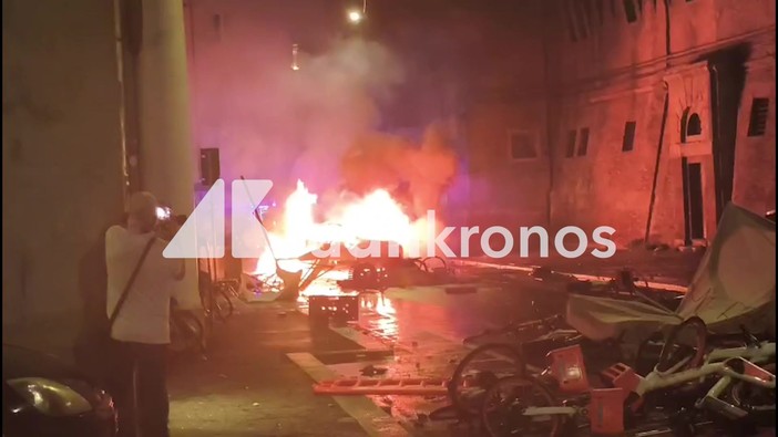 Caso Fakir, guerriglia a Bologna: barricate, lacrimogeni e auto in fiamme Caso Fakir, guerriglia a Bologna: barricate, lacrimogeni e auto in fiamme