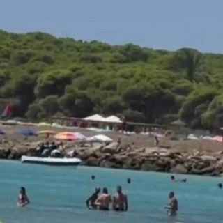Sardegna, nuovo sbarco di migranti tra i bagnanti dopo l'incidente a Su Giudeu