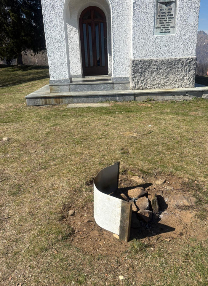 Vandali in alta Valsessera, distrutti i cartelli informativi della chiesetta alpina dell’Alpe Noveis per accendere un braciere (foto di ANA Valsesiana)