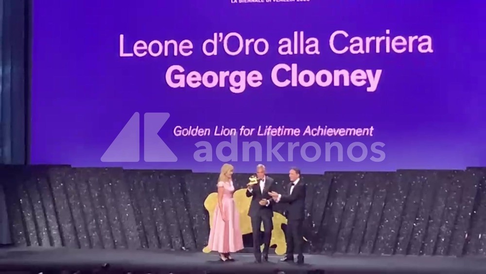 Leone d'oro alla carriera per George Clooney, è standing ovation a Venezia 2026