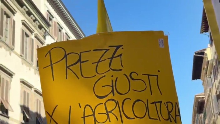 Caro carburanti, agricoltori in piazza a Firenze: "Non ci muoveremo da qui"