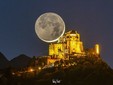 La Luna Rossa che attraversa lo skyline di Milano è nata sulle alture di Nebbiuno FOTO Valerio Minato