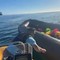 Buca il gommone dei migranti nel canale della Manica, il video del suprematista britannico Danny Tommo Buca il gommone dei migranti nel canale della Manica, il video del suprematista britannico Danny Tommo