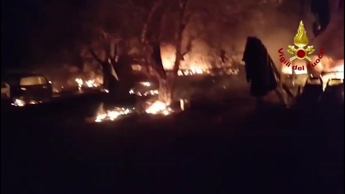 Manduria, vasto incendio distrugge 22 auto e colpisce un immobile Manduria, vasto incendio distrugge 22 auto e colpisce un immobile