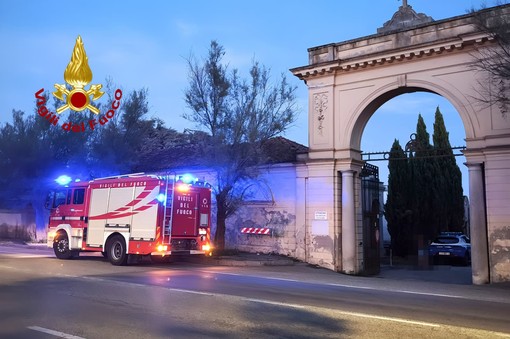 Dal Nord Ovest – Si lancia con il paracadute e atterra dentro il cimitero, soccorsi in azione