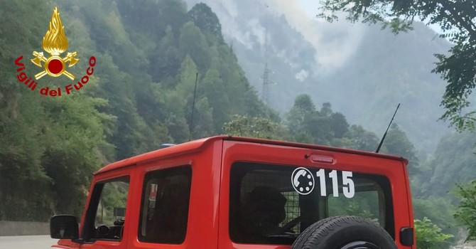 Cravagliana, riprende vigore l'incendio in Val Mastallone: in azione anche un Canadair