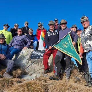 Alpini, bel gesto: nuova lapide dei Caduti sull’Argimonia dopo l’atto vandalico