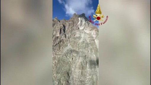 Frana si stacca dal Monviso, le immagini del sorvolo dei vigili del fuoco dopo il crollo