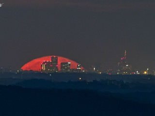 La Luna Rossa che attraversa lo skyline di Milano è nata sulle alture di Nebbiuno FOTO Valerio Minato