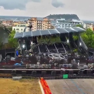 Maltempo a Bagnoli, crolla il palco del concerto all'ex Base Nato: le immagini impressionanti