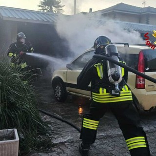 Principio di incendio ad un'auto, i Vigili del Fuoco evitano il peggio