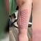 Una tastiera tatuata sul braccio, l'idea geniale di una mamma per parlare con il figlio autistico Una tastiera tatuata sul braccio, l'idea geniale di una mamma per parlare con il figlio autistico