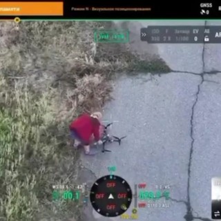 La nonna ucraina trova un drone e lo neutralizza con precisione chirurgica