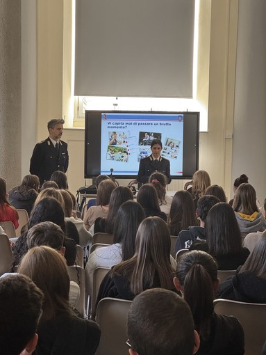“Una Vita da Social – Action Week”: la Polizia Postale di Vercelli nelle scuole per prevenire bullismo e cyberbullismo