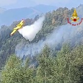 Incendio Monte Barone, continue riaccensioni sopra Le Piane: dieci lanci del Canadair