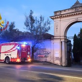 Dal Nord Ovest – Si lancia con il paracadute e atterra dentro il cimitero, soccorsi in azione