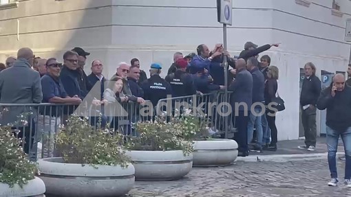 Tensione al Ghetto di Roma, Brigata ebraica insulta Anpi: "Fate schifo, vergogna"