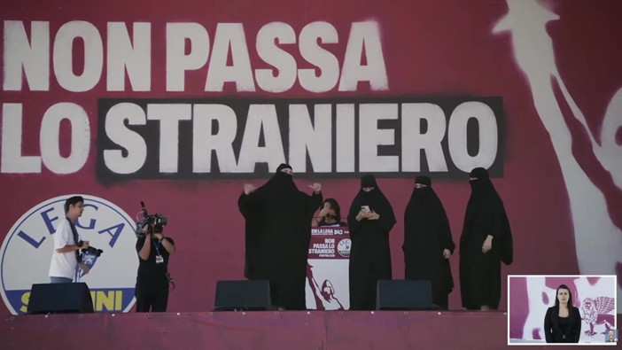 Donne in burqa sul palco di Pontida, lo show anti-islamizzazione Donne in burqa sul palco di Pontida, lo show anti-islamizzazione
