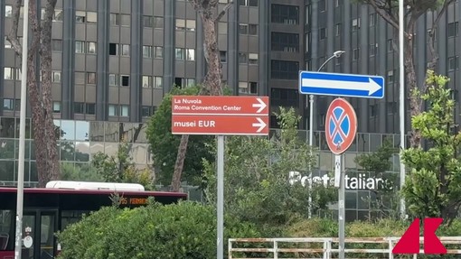 Roma, a pochi passi dalla Nuvola dell'Eur il degrado spinge i cittadini a camminare in strada Roma, a pochi passi dalla Nuvola dell'Eur il degrado spinge i cittadini a camminare in strada