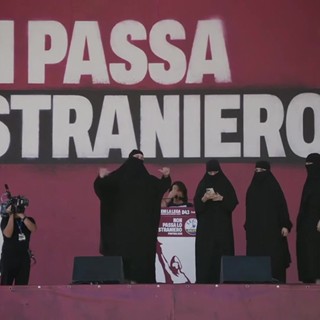 Donne in burqa sul palco di Pontida, lo show anti-islamizzazione