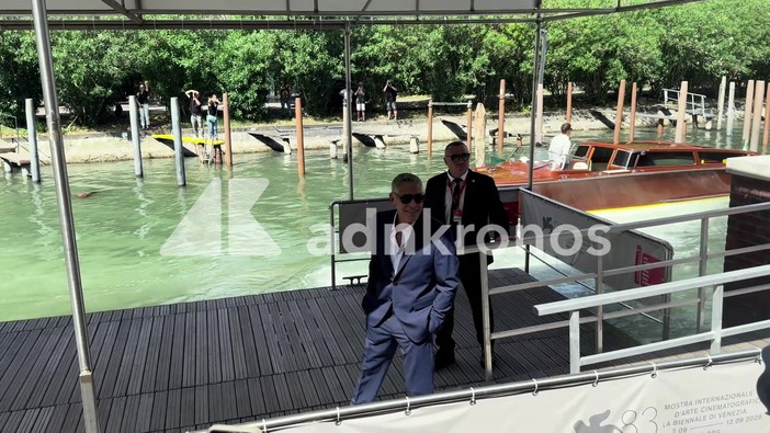 George Clooney arriva a Venezia 83 e saluta in italiano con un "buongiorno" George Clooney arriva a Venezia 83 e saluta in italiano con un "buongiorno"