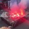 Cortei a Napoli, manifestanti bruciano carro armato di carta