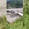 Alluvione in Nepal, la forza dell'acqua abbatte un ponte e spazza via le case