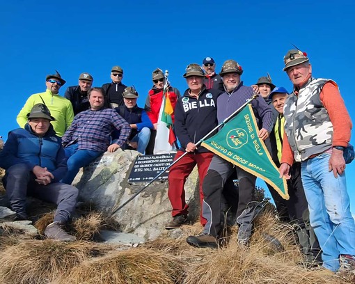 Alpini, bel gesto: nuova lapide dei Caduti sull’Argimonia dopo l’atto vandalico