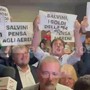 Milano, Salvini al Pirellone contestato dal Pd: "Pensa ai treni e agli aerei" Milano, Salvini al Pirellone contestato dal Pd: "Pensa ai treni e agli aerei"