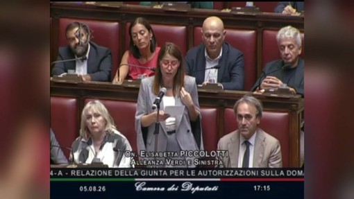 Caso Delmastro, la protesta di Avs alla Camera con le bende sugli occhi