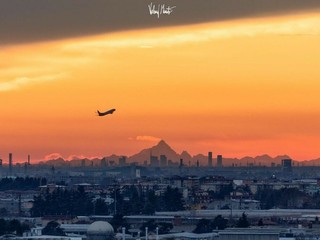 La Luna Rossa che attraversa lo skyline di Milano è nata sulle alture di Nebbiuno FOTO Valerio Minato