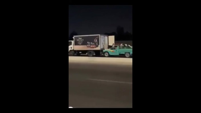 'Fast &amp; Furious' su un'autostrada egiziana, derubano un camion dal pick up in corsa