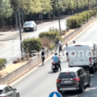 Rissa con spranghe e bottiglie in centro a Milano, caos tra le auto