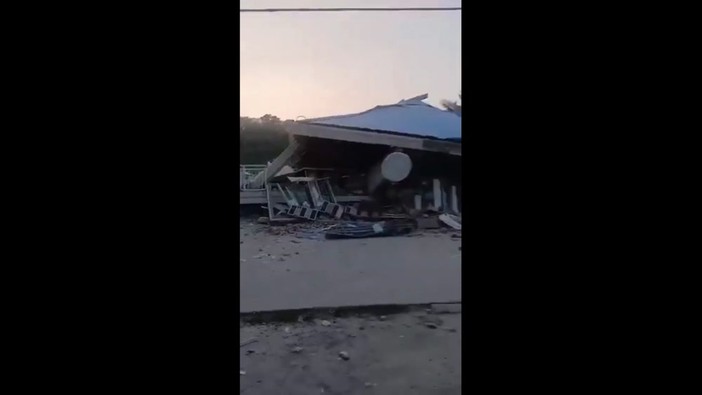 Terremoto in Indonesia, il palazzo si sbriciola in pochi secondi